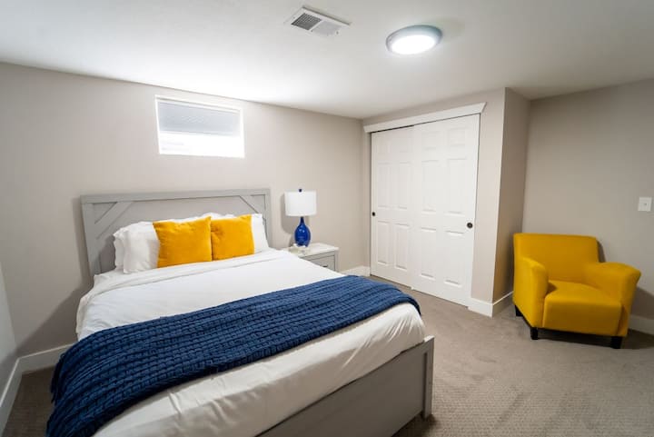 Ghorofa ya chini, kuna vyumba 2 zaidi vya kulala.