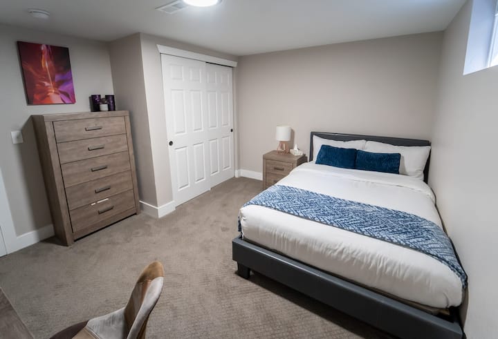 Chumba cha nne cha kulala kina kitanda kamili.