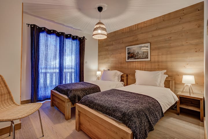 Dhoma e gjumit 2, dhomë dyshe me 2 krevate tek dhe ballkon