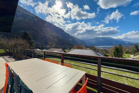 Comfortable Chalet - View of Lake Aiguebelette