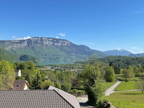 Comfortable Chalet - View of Lake Aiguebelette