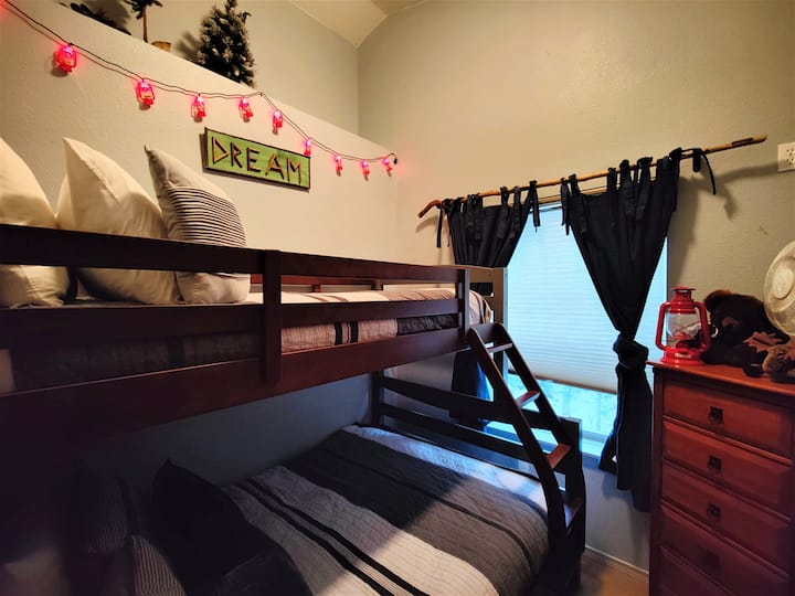 Дувло со брачен кревет (широк 180-220 см)