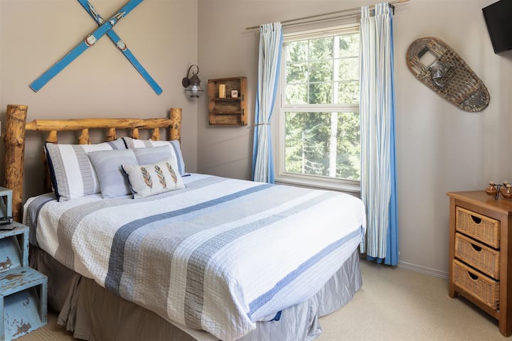 Спална соба за гости со брачен кревет (широк 150 - 179 см)