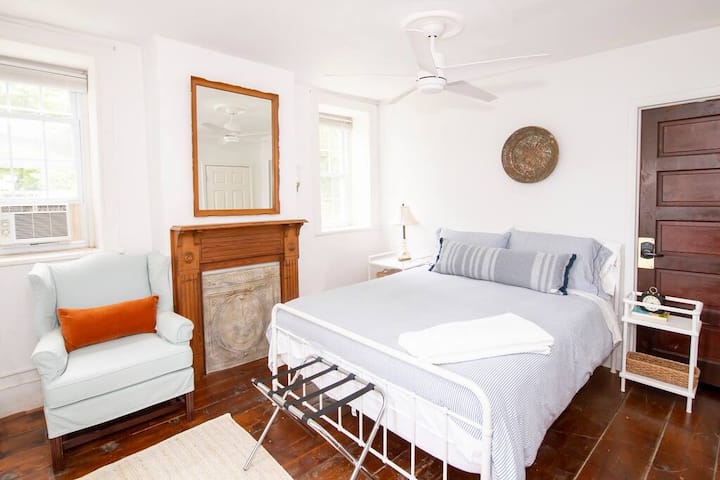 Chambre au rez-de-chaussée avec lit queen size