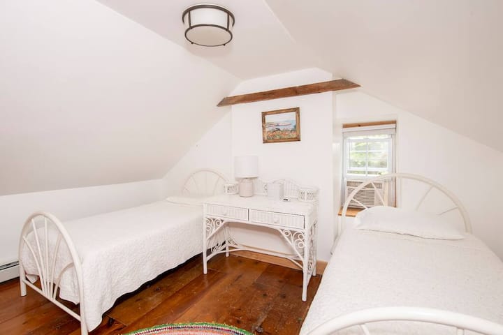 Chambre à l'étage avec deux lits jumeaux