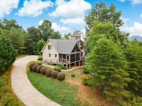 Happy Trails: Jacuzzi, Lookout Tower, Views!