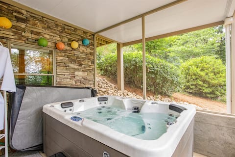 Happy Trails: Jacuzzi, Lookout Tower, Views!