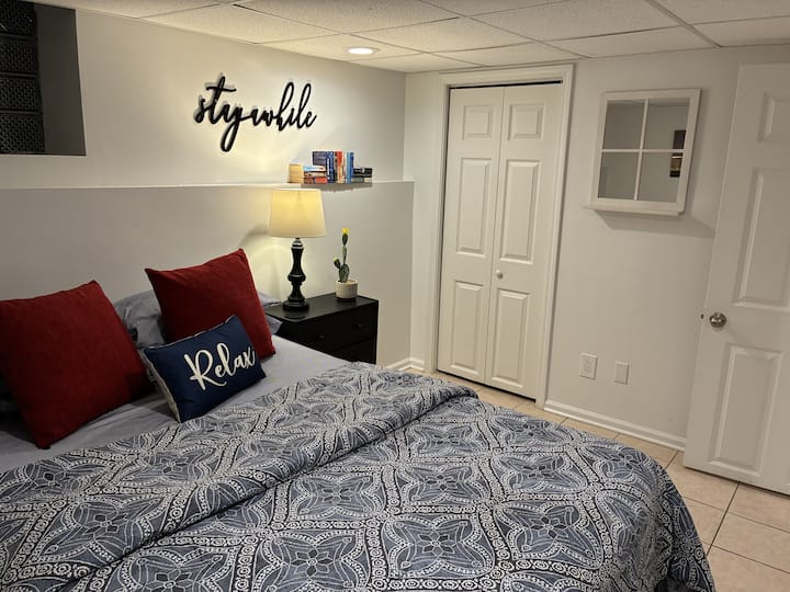 Chambre confortable avec un éclairage doux, des livres et une décoration apaisante