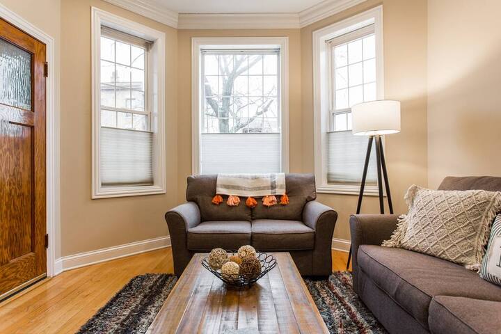 The Wrigleyville Deluxe -Steps from Wrigley Sleeps 10 gallery image 4