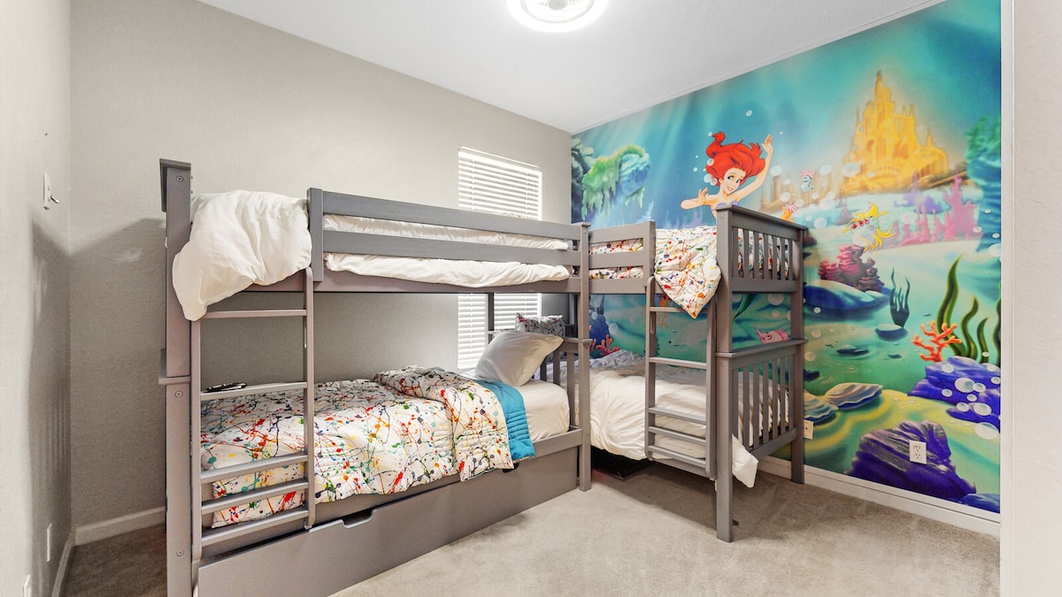 בחדר עם שתי מיטות קומתיים יש מקום ל -5 אנשים