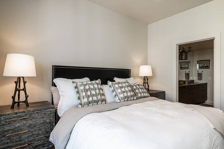 Dormitorio tamaño queen con baño privado.