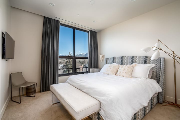 Dormitorio principal con cama king. 