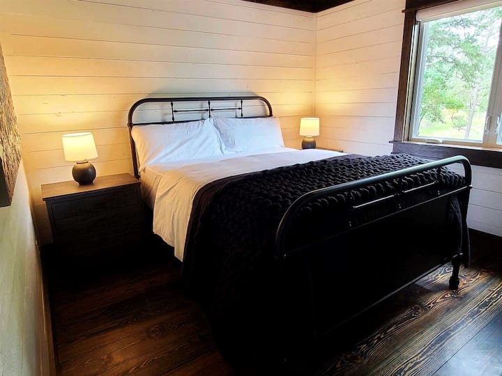 Dormitorio doble tamaño queen.