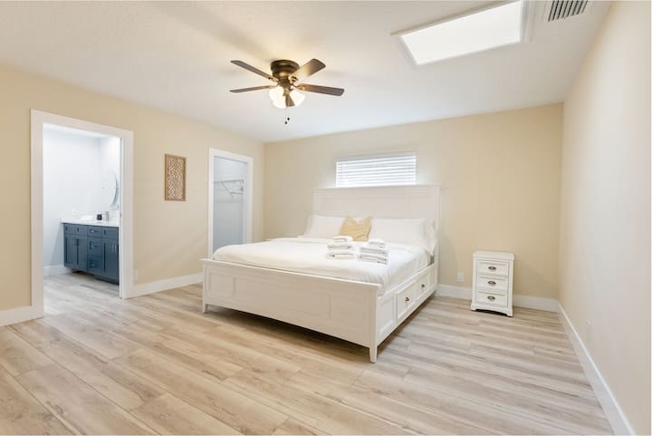 Спална соба 1 со брачен кревет (широк 180 - 200 см) и сопствен апартман