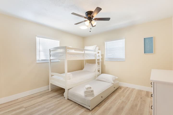 Спална соба 4 со кревет на спрат и двокреветна соба