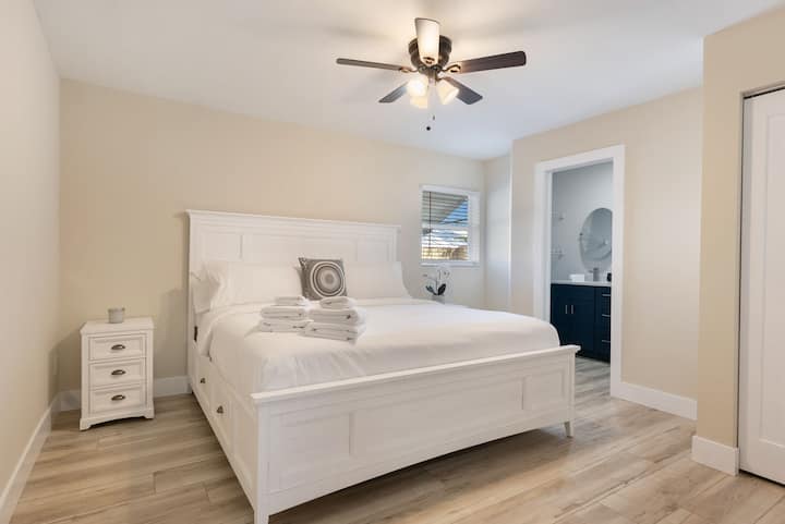 Спална соба 2 со брачен кревет (широк 180 - 200 см) и сопствен апартман