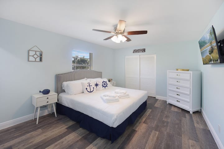 Chumba cha kwanza cha kulala
Kitanda aina ya King Size
Chumba cha kulala 
Televisheni