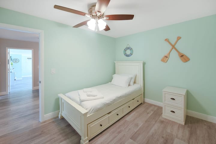 Chumba cha 5 cha kulala
Kitanda cha watu wawili kilicho na trundle