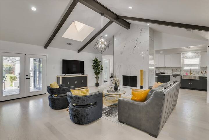 Modern and Spacious Dallas Getaway w/ Private Pool gallery image 5