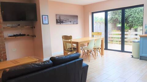 Large 5 Bed Home Parking 2 Cars, Terrace, Garden