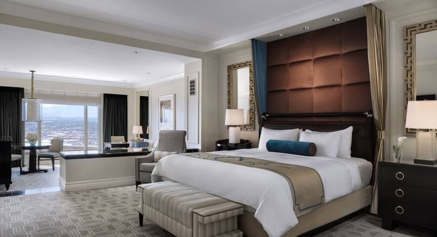 2 Connecting Hotel Suites – 4 beds gallery image 3