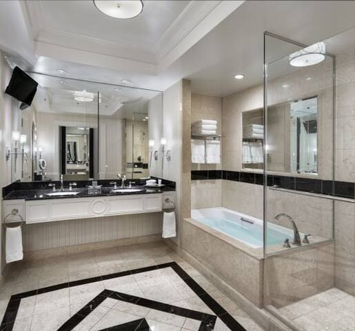 2 Connecting Hotel Suites – 4 beds gallery image 2