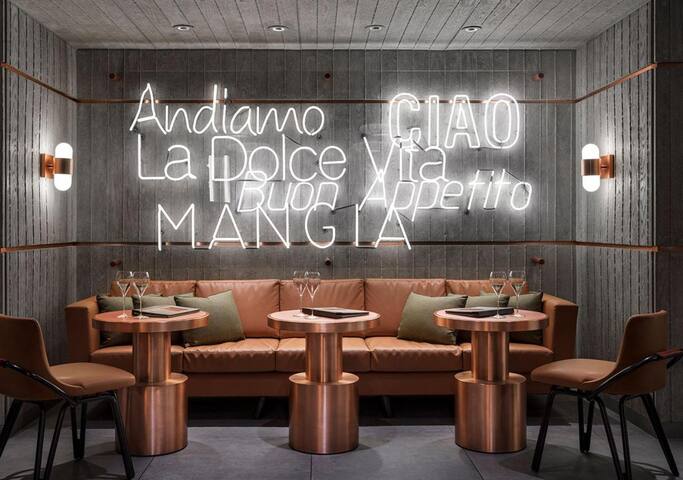 2 Connecting Hotel Suites – 4 beds gallery image 4