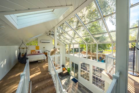 The Tree House: Solarium, Hot Tub, Family-Fun
