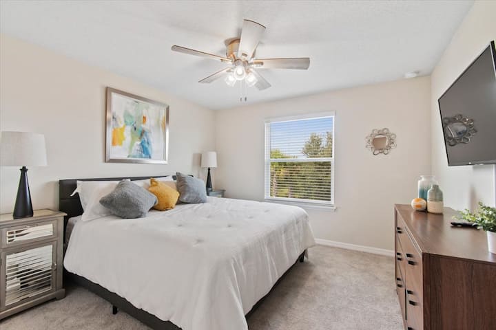 брачна спална соба  со телевизор и вентилатор