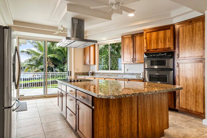 Ali’i Point #12: Oceanfront Home w/Hot Tub & AC gallery image 4