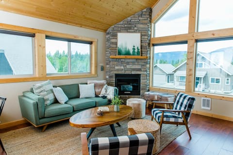 Gorgeous Chalet | HotTub, FirePit + Pool Access