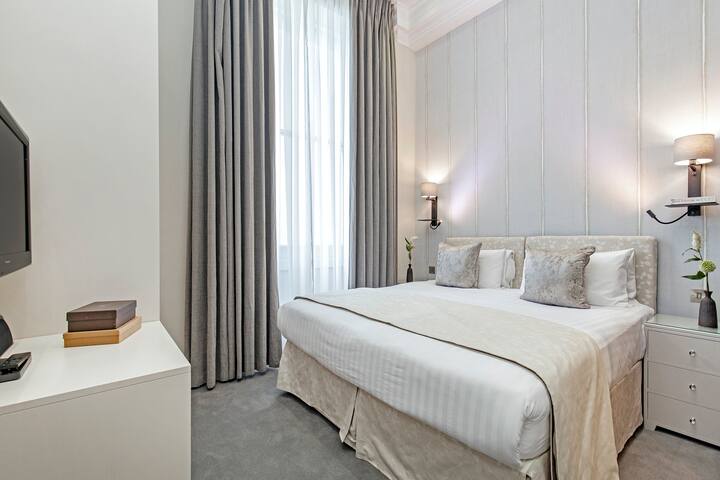 South Kensington – Deluxe 3 Bedroom Apartment gallery image 5