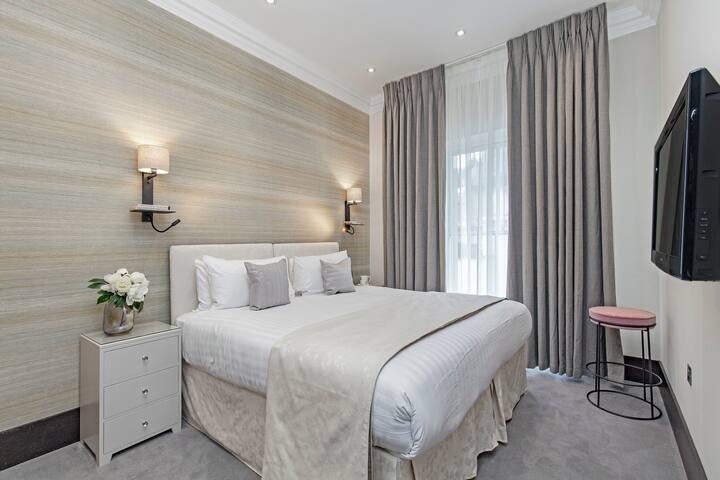 South Kensington – Deluxe 3 Bedroom Apartment gallery image 4