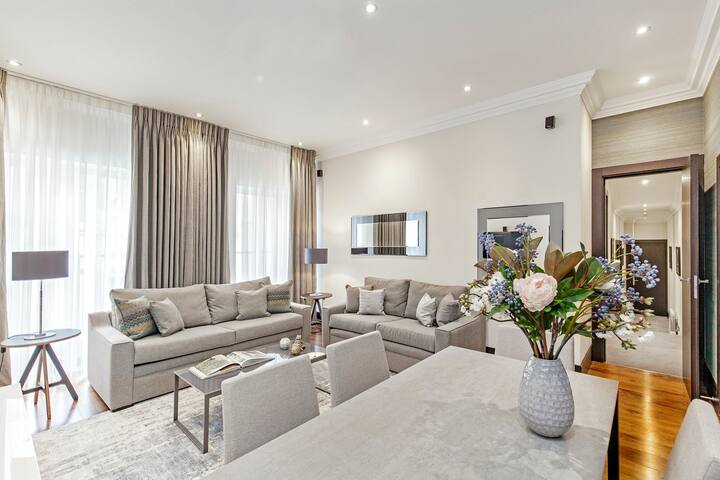 South Kensington – Deluxe 3 Bedroom Apartment gallery image 3