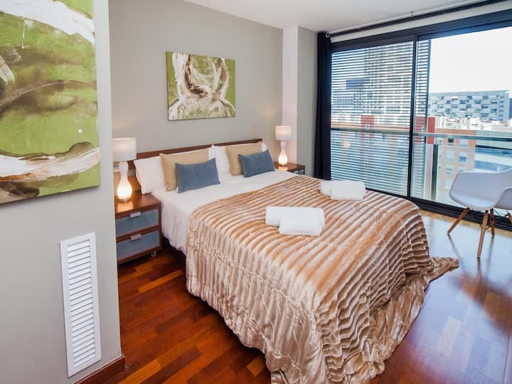 Dormitorio 1: el dormitorio principal cuenta con una cama doble, acceso directo al balcón y ventanas del suelo al techo con excelentes vistas. Incluye un baño en suite con bañera y vestidor, que ofrece comodidad y privacidad.