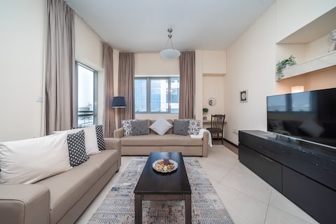 Top Airbnb: Deira’s Lucky Find, 5-min to the Airport in Port Saeed