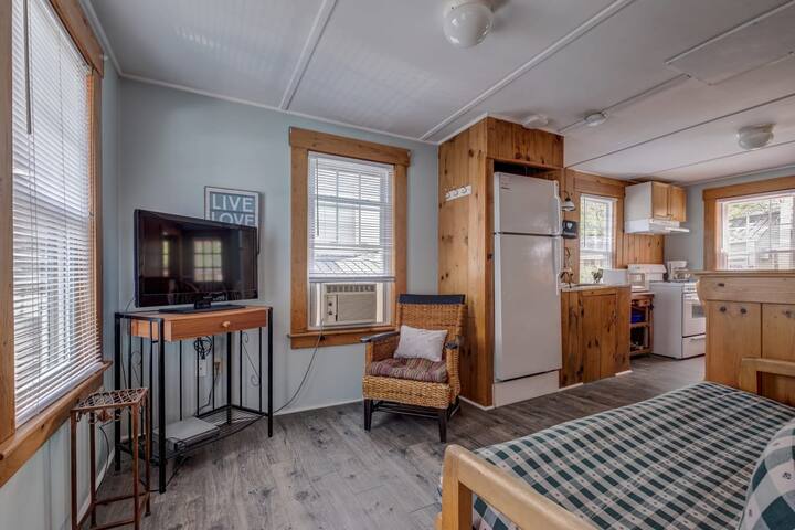 The Lakeview managed Airbnb listing 1