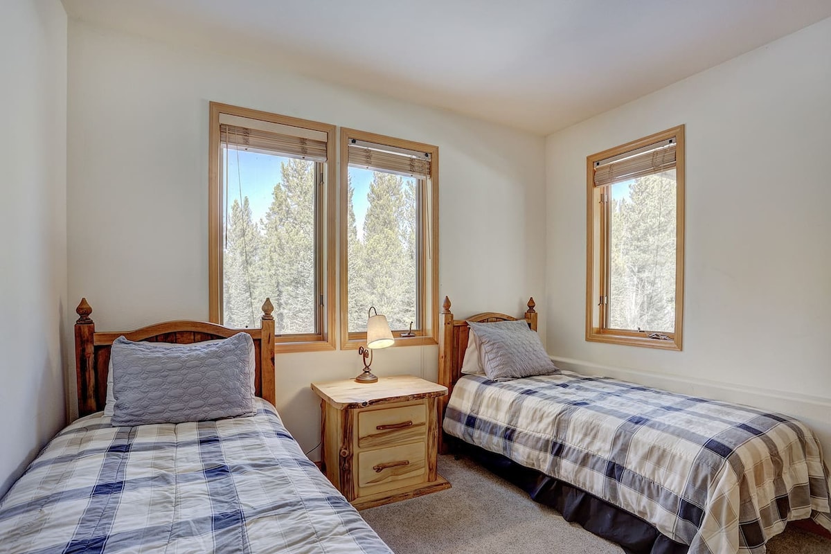 Bedroom 3, two twin beds.