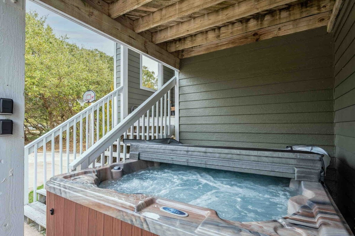 Modern Peaceful 4 Bedroom & Hot Tub!