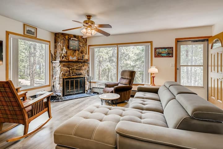 שפע של מקום על הספה לרבוץ - בתוספת כיסא נוח וכיסא נדנדה. טלוויזיית Fire 4K נמצאת ליד חלון התמונה משמאל.