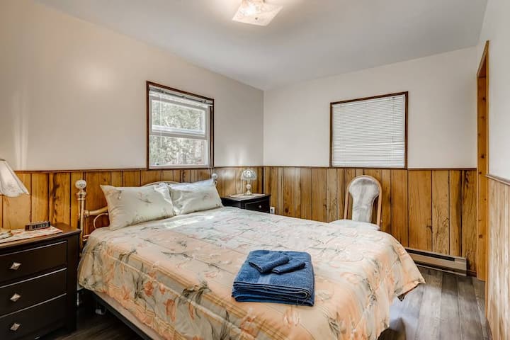 מיטת קווין סייז נוחה עם הרבה מצעים נוספים לנוחותכם.
