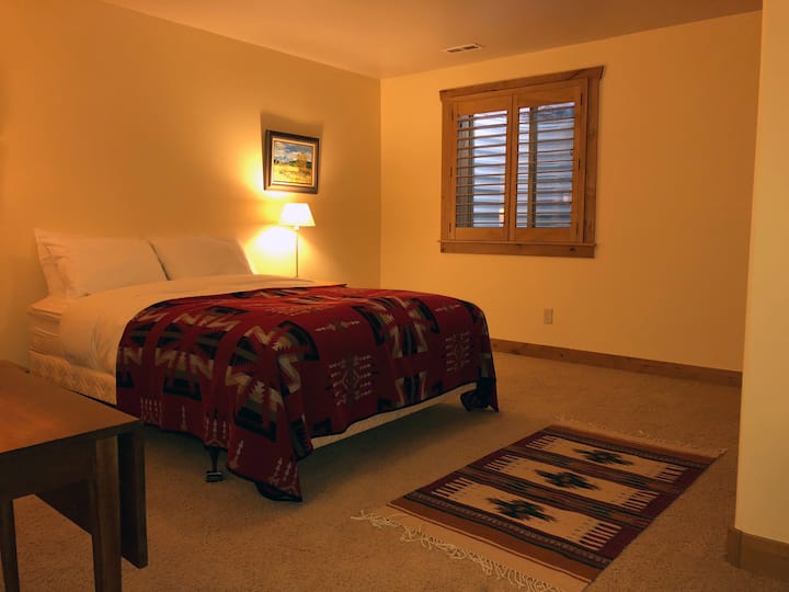 Dhomë gjumi "Queen" në bodrum