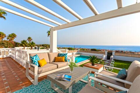 Villa with pool in front of the beach. La Barrosa