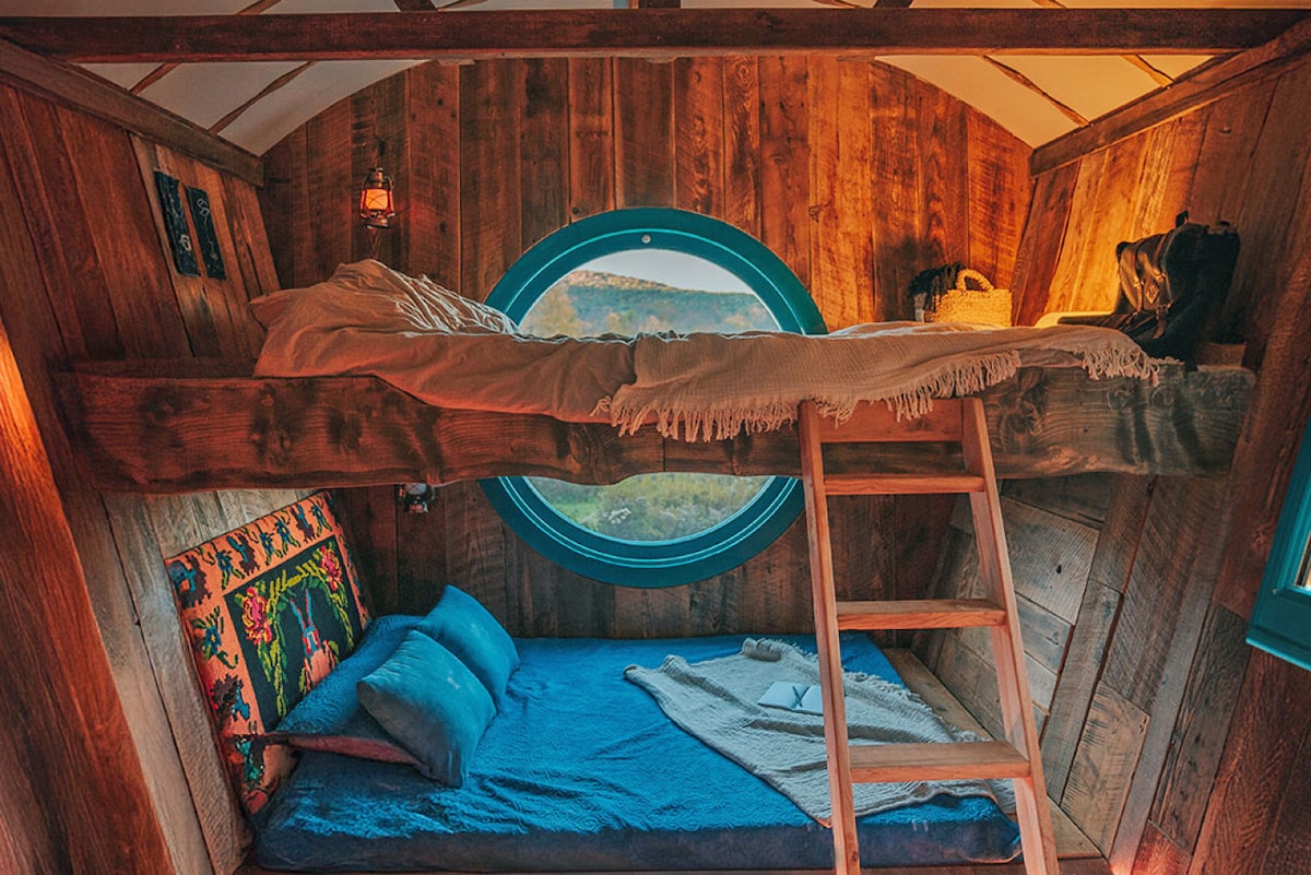 Camas tamaño queen con literas: perfectas para familias, pero también para parejas y viajeros solitarios