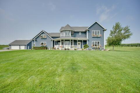 Blue Birds Perch: Stunning Home on Private Hilltop