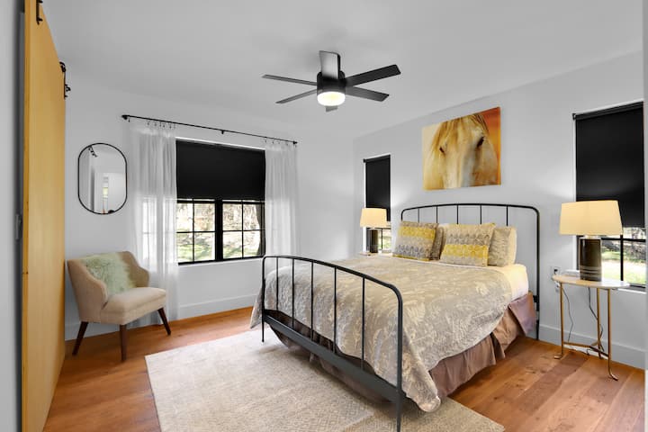 ห้องนอนที่สองมีเตียงควีนไซส์