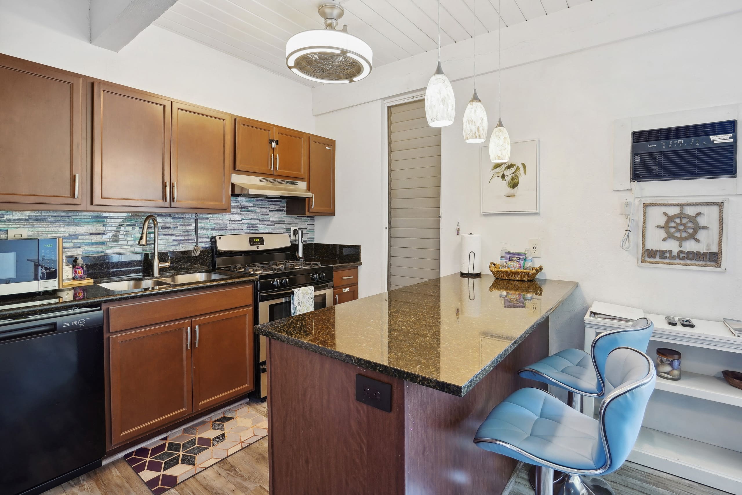 Condo in Kailua-Kona · ★4.68 · 1 bedroom · 2 beds · 1 shared bath - Image 10