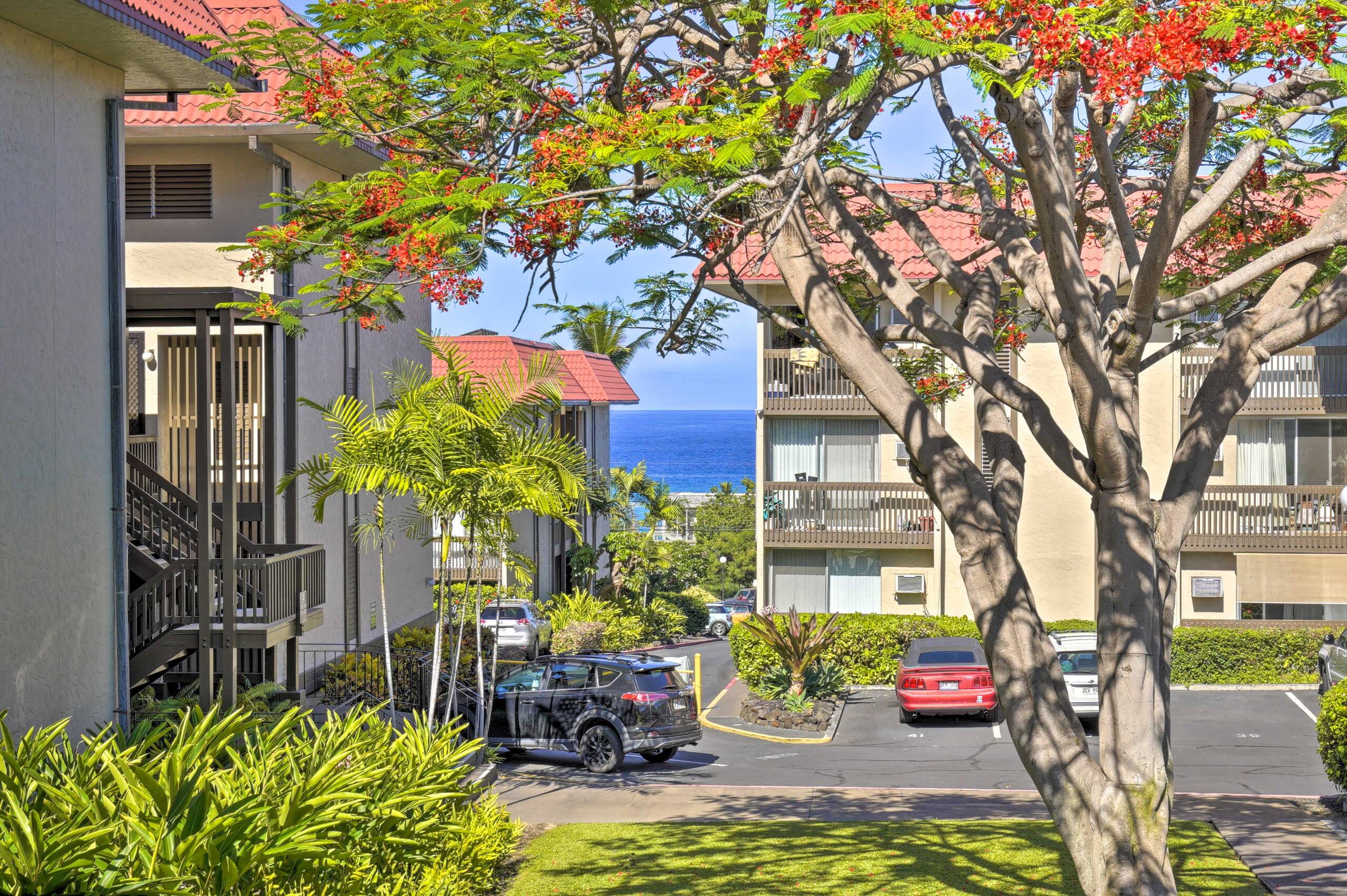 Condo in Kailua-Kona · ★4.68 · 1 bedroom · 2 beds · 1 shared bath - Image 27