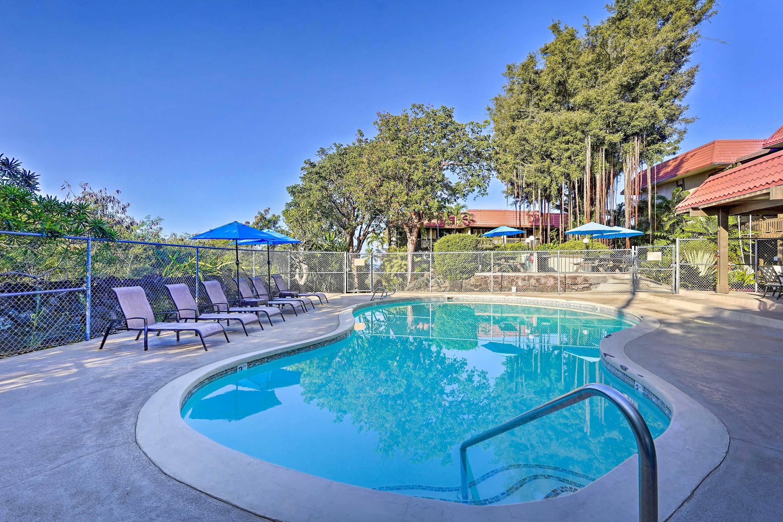 Condo in Kailua-Kona · ★4.68 · 1 bedroom · 2 beds · 1 shared bath - Image 36