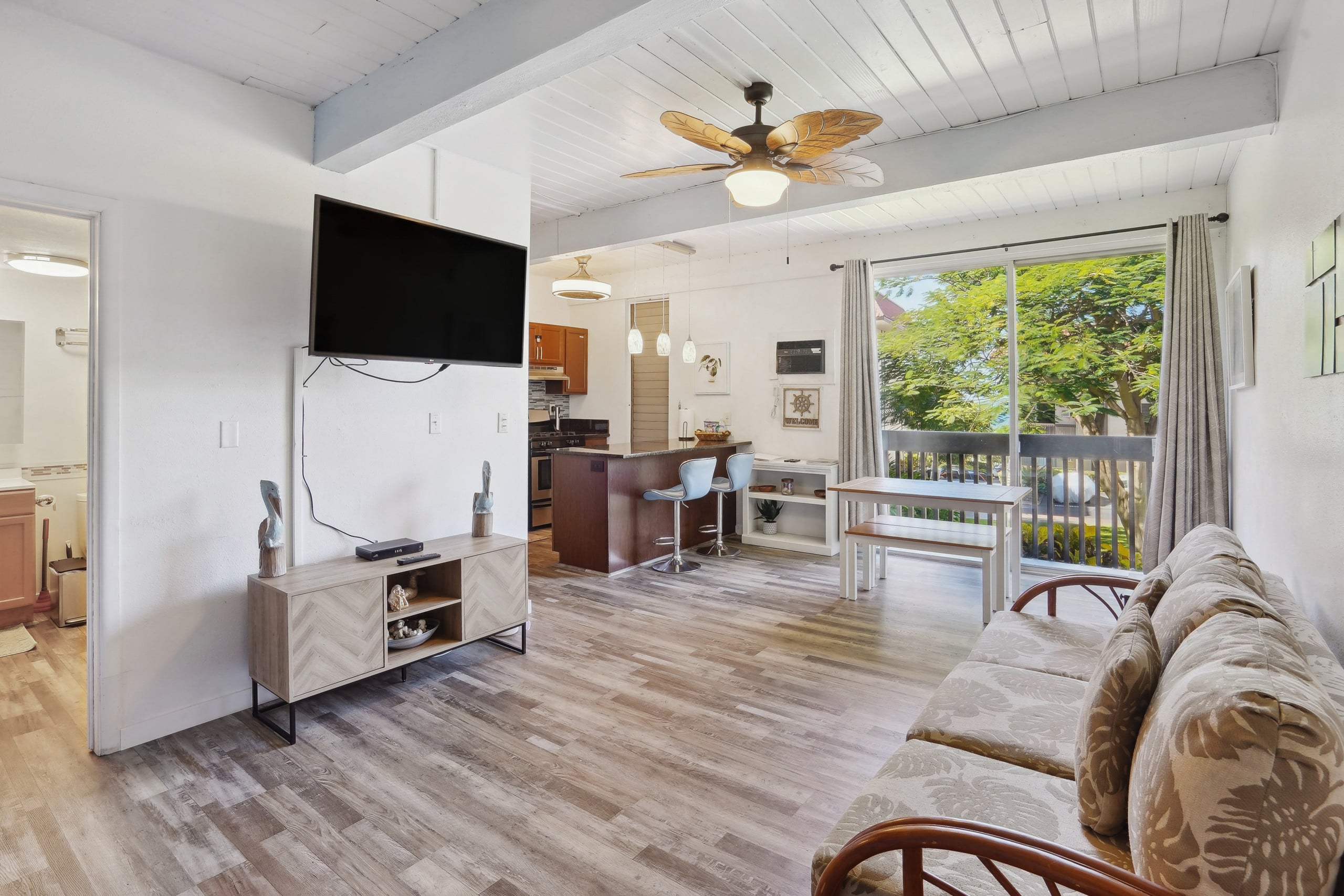 Condo in Kailua-Kona · ★4.68 · 1 bedroom · 2 beds · 1 shared bath - Image 4